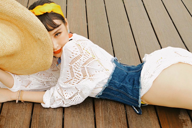 Angela Phương Trinh mặc bạo, lộ đùi phốp pháp khó tin - 12