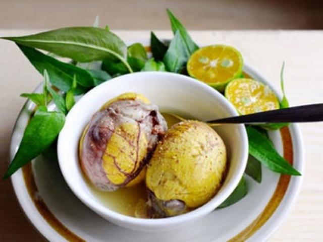 Quý ông yếu sinh lý vì ăn nhiều trứng vịt lộn kèm rau răm