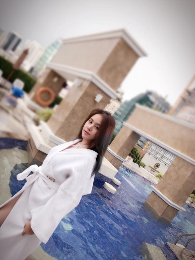 Mướt mắt ngắm "Bà Tưng" Huyền Anh gợi cảm dưới bể bơi - 2