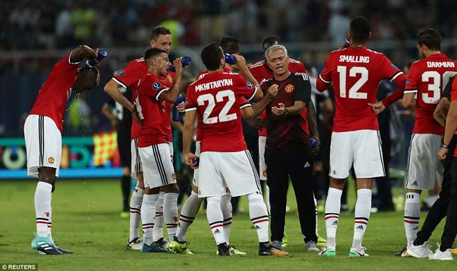 Real "chấp" Ronaldo vẫn tô đậm kỷ lục, MU-Mourinho thêm quả đắng - 2