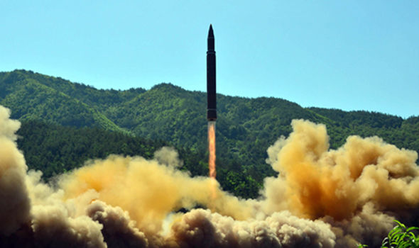 Bị Trump đe dọa, Triều Tiên cân nhắc dùng tên lửa Hwasong-12 nghiền nát Guam - 2