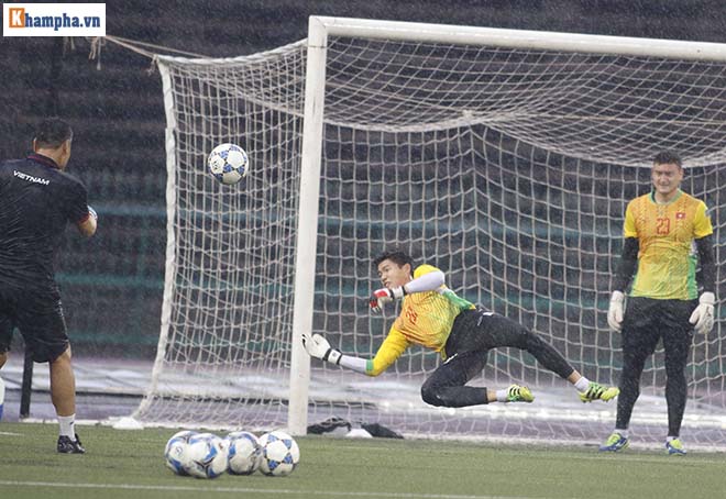 ĐT Việt Nam: Công Phượng, Hồng Quân tập trong mưa đấu "Ronaldo Campuchia" - 4
