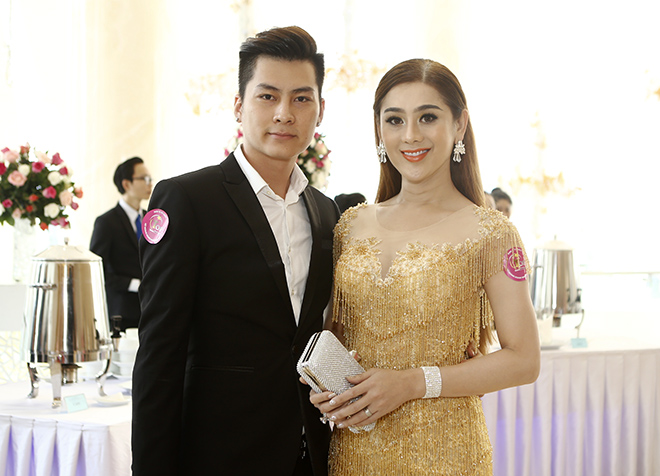 Hôn phu kém tuổi hộ tống Lâm Chí Khanh đi sự kiện - 3