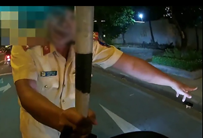 Clip: “Bắn” tiếng Anh với CSGT xong, biker chạy 153km/h - 1