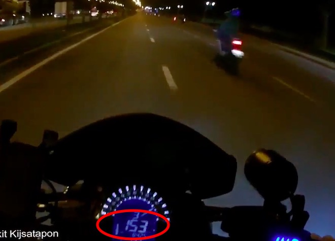 Clip: “Bắn” tiếng Anh với CSGT xong, biker chạy 153km/h - 2