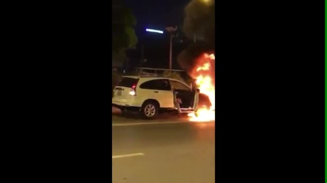 Hi hữu: Gây tai nạn, ô tô kéo lê xe máy rồi bốc cháy dữ dội