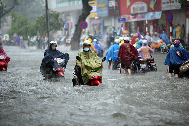 Áp thấp nhiệt đới giật cấp 9 sắp đổ bộ đất liền, nhiều nơi đang mưa to - 1