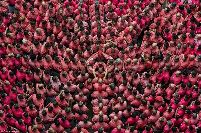 Nín thở xem xây tháp người 10 tầng cao chót vót ở Tây Ban Nha - 5