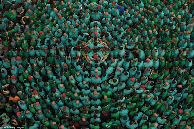 Nín thở xem xây tháp người 10 tầng cao chót vót ở Tây Ban Nha - 3