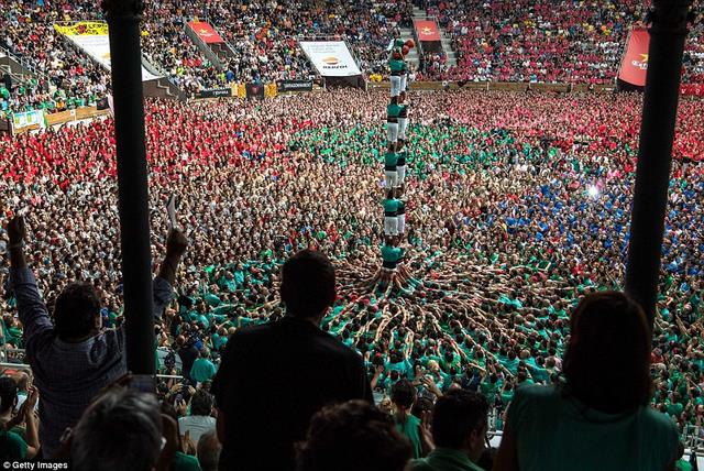 Nín thở xem xây tháp người 10 tầng cao chót vót ở Tây Ban Nha - 7