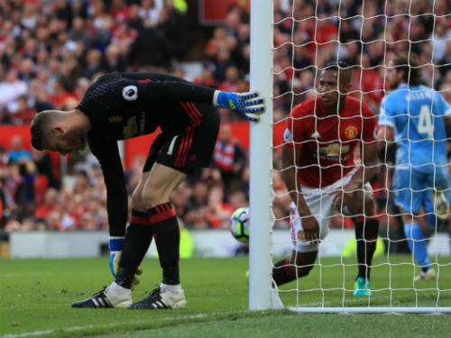 MU: Fan "phong trào" công kích sai lầm của De Gea - 1