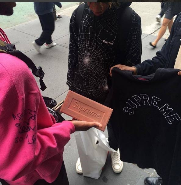 Dân sành mốt đổ xô đi mua cục gạch với giá đắt khó tin - 11