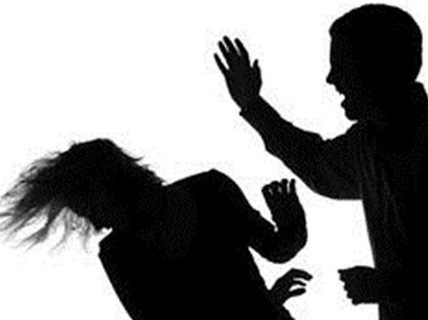 Đánh chết bạn gái vì nghi có thai với người khác - 1