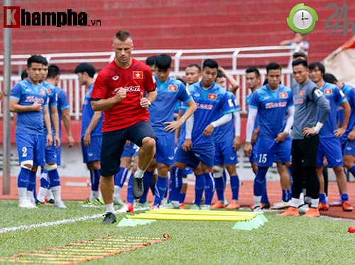 ĐT Việt Nam: Công Vinh sút bay máy quay phóng viên - 1