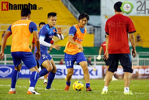 ĐT Việt Nam: Công Vinh sút bay máy quay phóng viên - 4