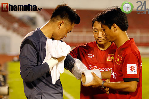 ĐT Việt Nam: Công Vinh sút bay máy quay phóng viên - 7