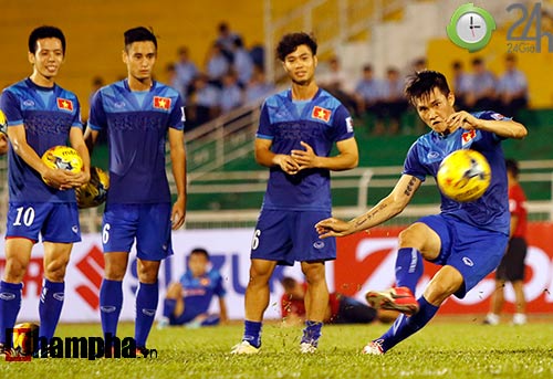 ĐT Việt Nam: Công Vinh sút bay máy quay phóng viên - 8