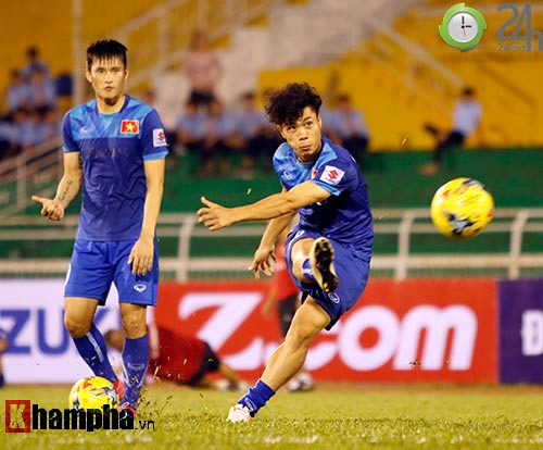 ĐT Việt Nam: Công Vinh sút bay máy quay phóng viên - 9