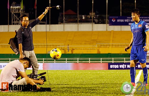 ĐT Việt Nam: Công Vinh sút bay máy quay phóng viên - 11