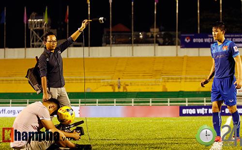 ĐT Việt Nam: Công Vinh sút bay máy quay phóng viên - 12
