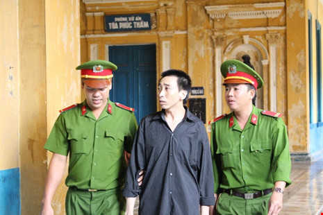 Hình xăm rồng ở thắt lưng tố cáo "yêu râu xanh" - 1