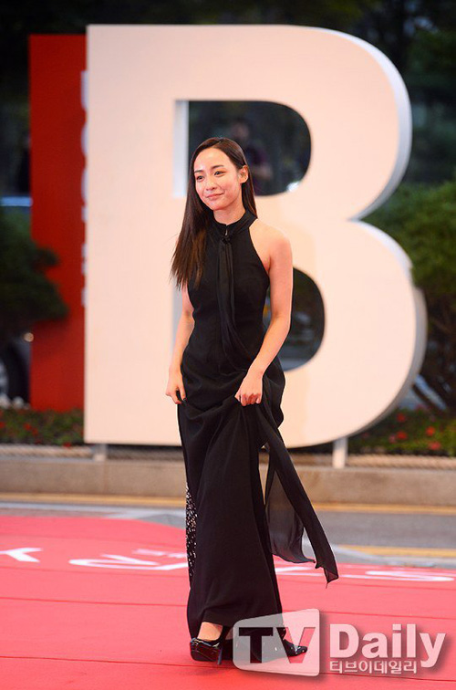 Ngẩn ngơ ngắm lưng ong của mỹ nhân tại LHP Busan 2016 - 12