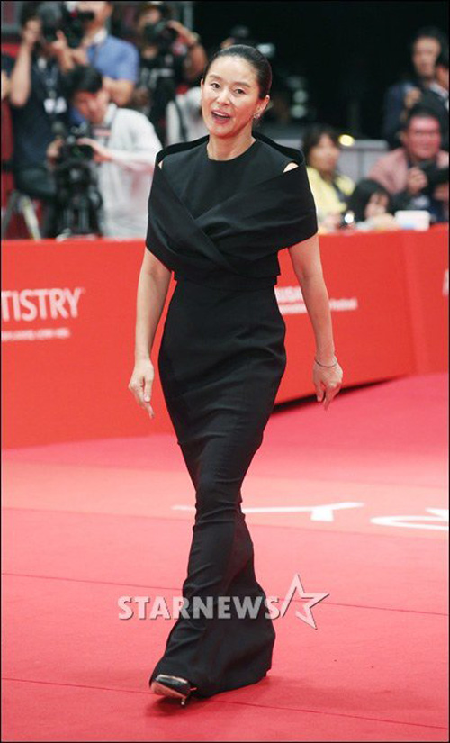 Ngẩn ngơ ngắm lưng ong của mỹ nhân tại LHP Busan 2016 - 14