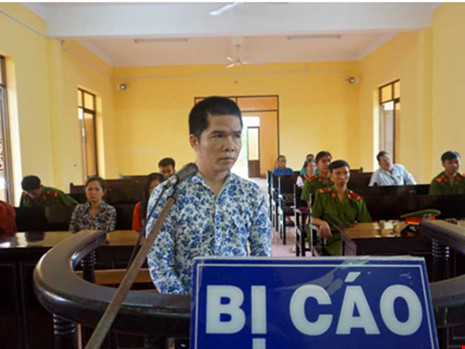 Giở trò đồi bại, gã trai bị bạn gái cầm quần bỏ chạy - 1