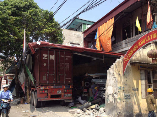 Container mất lái, đâm xuyên qua 4 nhà dân - 1