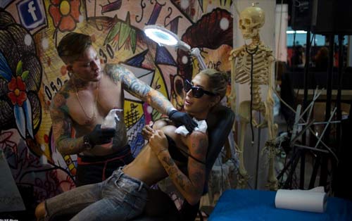 Hình ảnh nóng bỏng tại lễ hội xăm mình Địa Trung Hải - 1