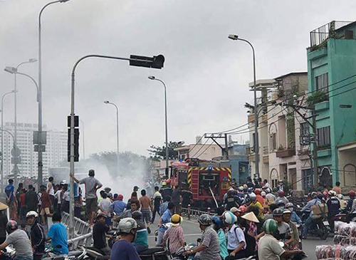 TP.HCM: Mô tô phân khối lớn bốc cháy ngùn ngụt giữa cầu - 2