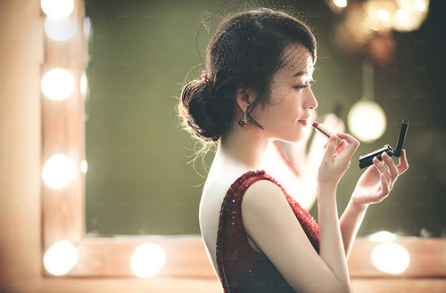 Chồng thản nhiên cổ vũ để đối tác sàm sỡ vợ - 1