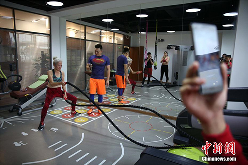 Cụ bà 71 tuổi gây sốc vì tập gym khỏe hơn thanh niên - 4