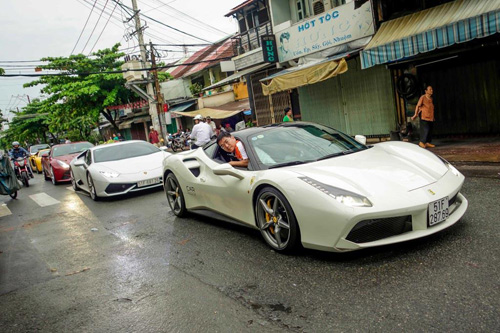 Ferrari 488 GTB của Cường “đô-la” dẫn đầu đoàn siêu xe diễu phố - 1