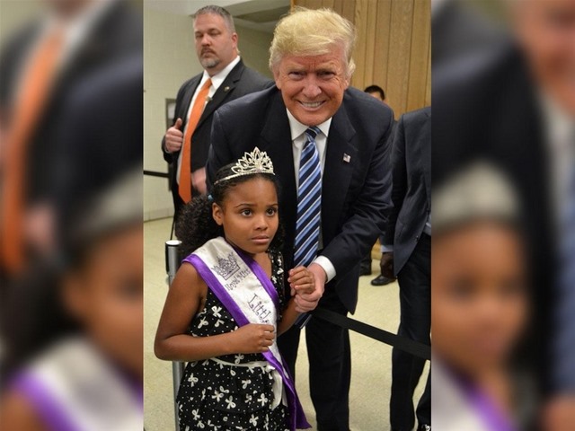 Bé gái hoảng hốt giãy nảy khi bị Trump cố thơm má - 3