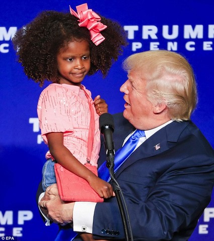Bé gái hoảng hốt giãy nảy khi bị Trump cố thơm má - 2