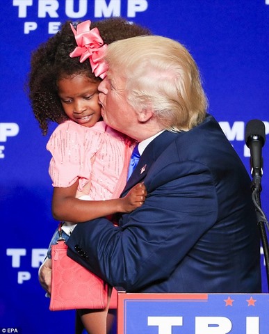 Bé gái hoảng hốt giãy nảy khi bị Trump cố thơm má - 1