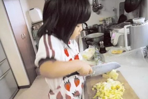 Cảm động lý do mẹ bắt bé gái 4 tuổi phải nấu cơm, rửa bát - 1