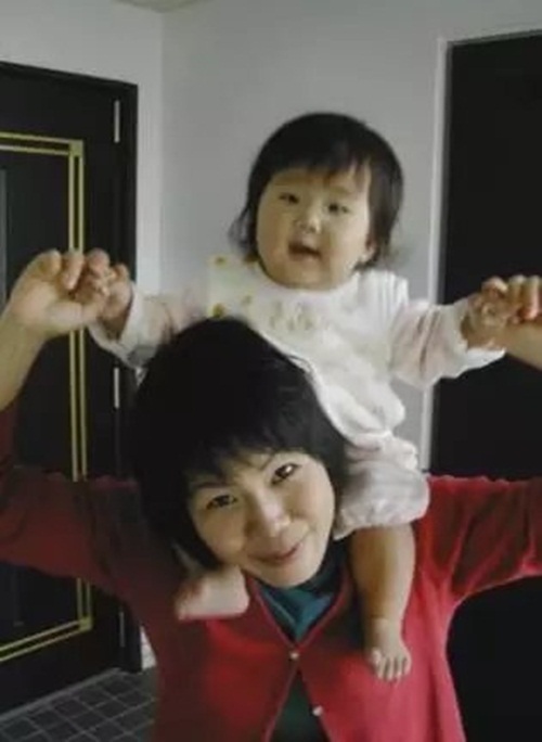 Cảm động lý do mẹ bắt bé gái 4 tuổi phải nấu cơm, rửa bát - 4