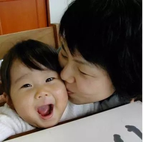 Cảm động lý do mẹ bắt bé gái 4 tuổi phải nấu cơm, rửa bát - 5