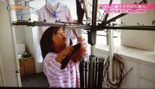 Cảm động lý do mẹ bắt bé gái 4 tuổi phải nấu cơm, rửa bát - 11