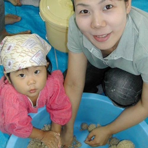 Cảm động lý do mẹ bắt bé gái 4 tuổi phải nấu cơm, rửa bát - 7