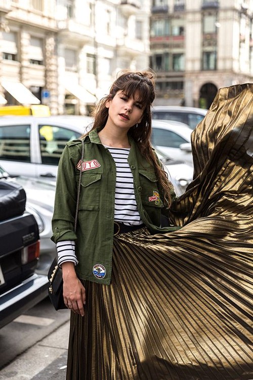 Bừng sáng tiết thu với váy xếp ly óng ánh - 1