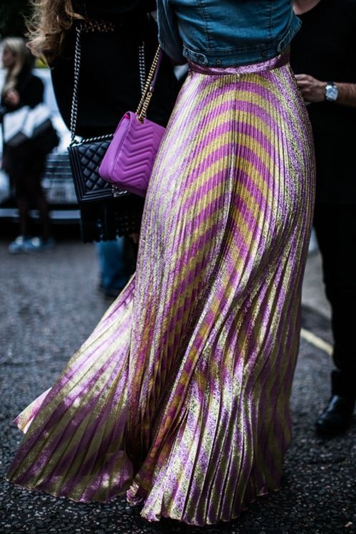 Bừng sáng tiết thu với váy xếp ly óng ánh - 11