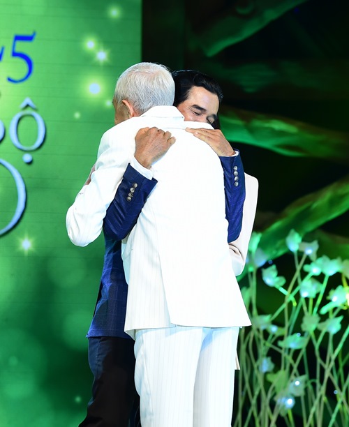 Cụ ông 78 tuổi khóc khi tỏ tình với vợ trên sóng truyền hình - 3