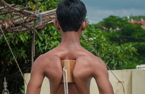 Trên đời có 1: Kéo 2 xe ôtô bằng “hõm” xương vai - 4
