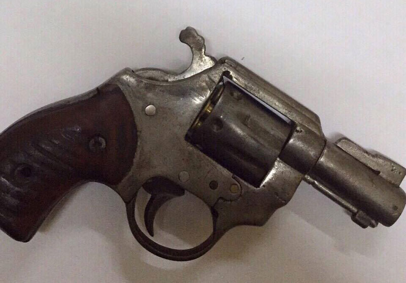 Tóm gọn thanh niên thủ súng có 6 viên đạn đã lên nòng - 1