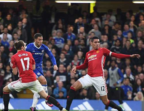 Mourinho bảo thủ, MU đang rơi xuống "địa ngục" - 1