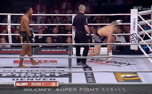 MMA, phẫn nộ trọng tài: Võ sĩ gần ngất vẫn bắt đấu - 1