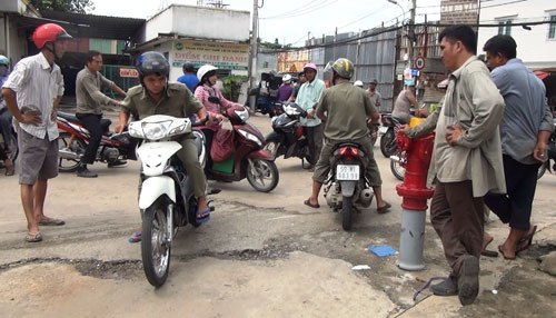 Người phụ nữ rượt đuổi, hạ gục tên cướp trên phố SG - 1